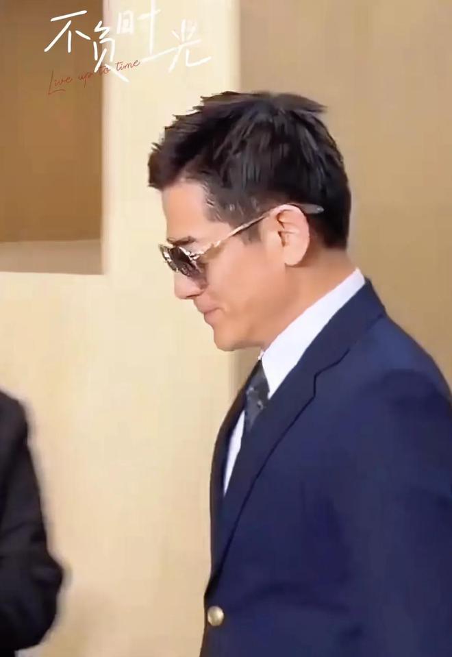 郭富城东莞寻根后现身香港马场给自家马匹加油穿西装头发黑好帅(图6)