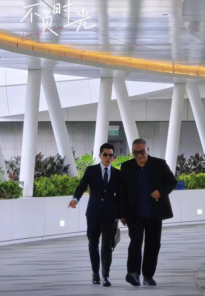 郭富城东莞寻根后现身香港马场给自家马匹加油穿西装头发黑好帅(图5)