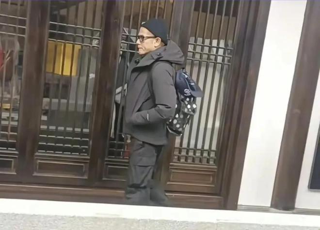 郭富城东莞寻根后现身香港马场给自家马匹加油穿西装头发黑好帅(图8)