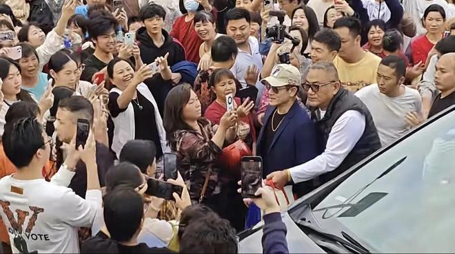 郭富城东莞寻根后现身香港马场给自家马匹加油穿西装头发黑好帅(图10)