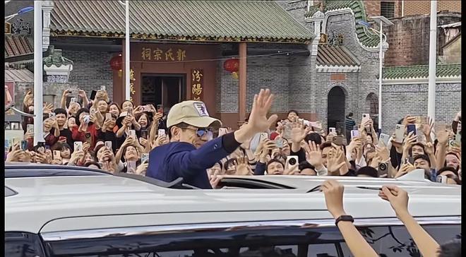 郭富城东莞寻根后现身香港马场给自家马匹加油穿西装头发黑好帅(图9)