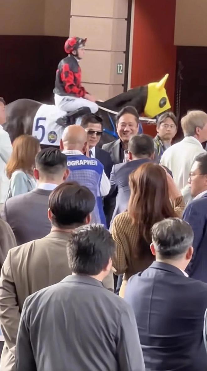 郭富城东莞寻根后现身香港马场给自家马匹加油穿西装头发黑好帅(图13)