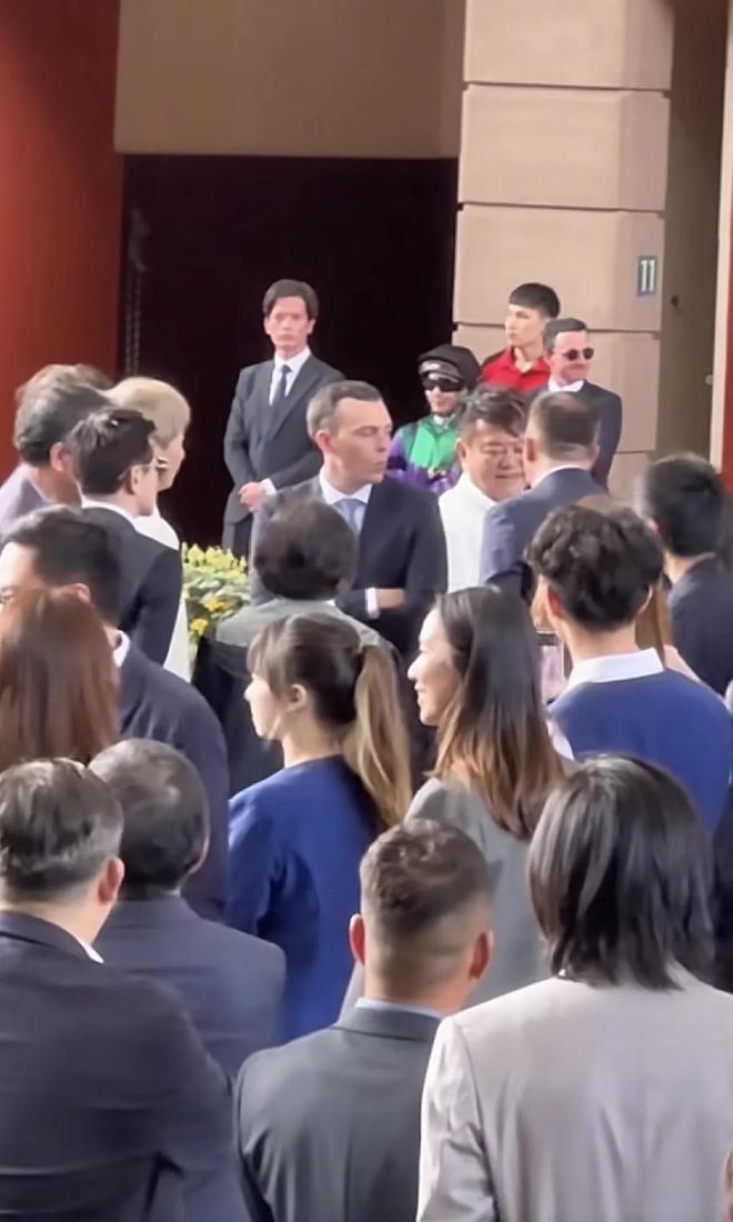 郭富城东莞寻根后现身香港马场给自家马匹加油穿西装头发黑好帅(图18)