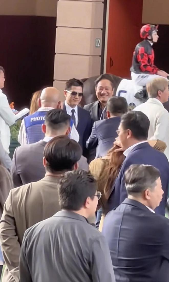 郭富城东莞寻根后现身香港马场给自家马匹加油穿西装头发黑好帅(图19)