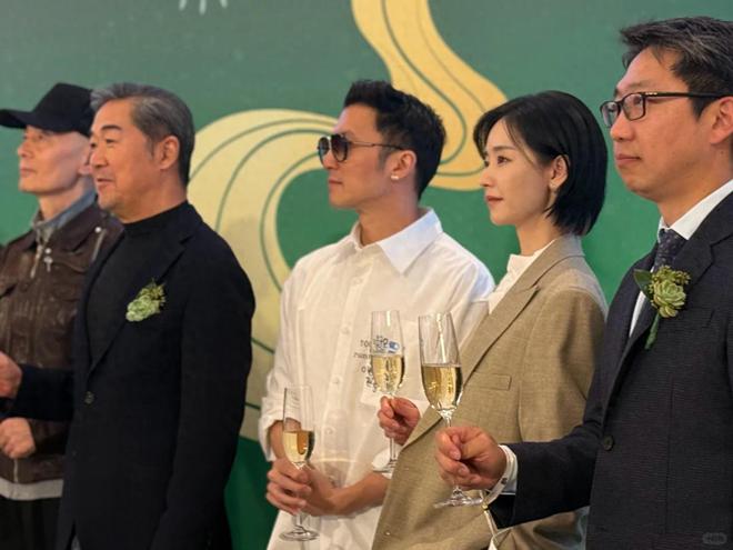 易倍体育网站：三大巨头同框！张艺谋靠边站冯小刚排不上号成龙佝偻头发花白(图2)