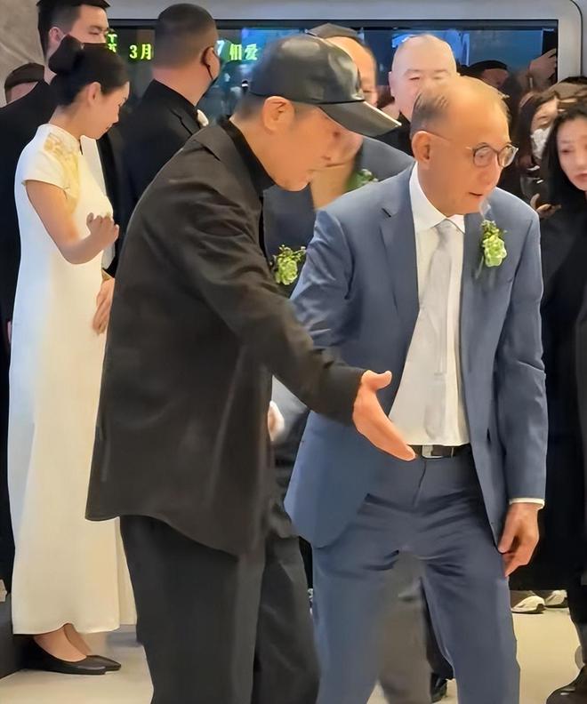 易倍体育网站：三大巨头同框！张艺谋靠边站冯小刚排不上号成龙佝偻头发花白(图6)