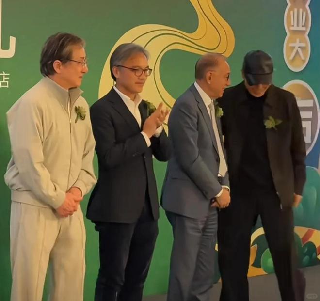 易倍体育网站：三大巨头同框！张艺谋靠边站冯小刚排不上号成龙佝偻头发花白(图3)
