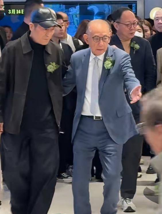 易倍体育网站：三大巨头同框！张艺谋靠边站冯小刚排不上号成龙佝偻头发花白(图5)
