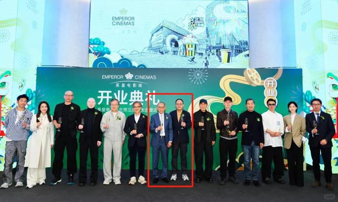 易倍体育网站：三大巨头同框！张艺谋靠边站冯小刚排不上号成龙佝偻头发花白(图8)