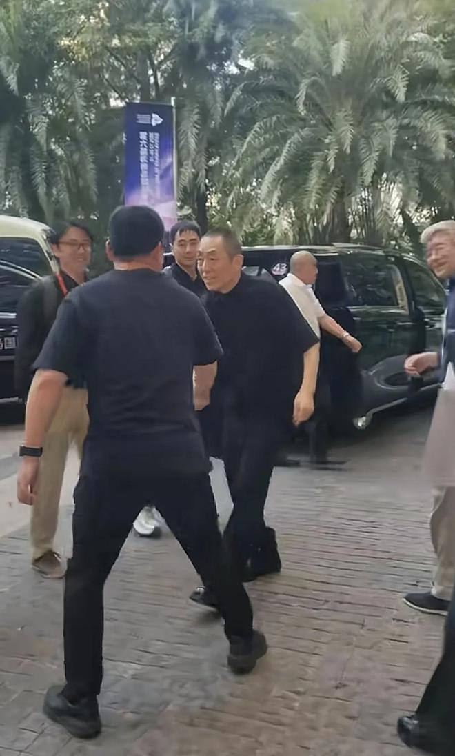 易倍体育网站：三大巨头同框！张艺谋靠边站冯小刚排不上号成龙佝偻头发花白(图12)