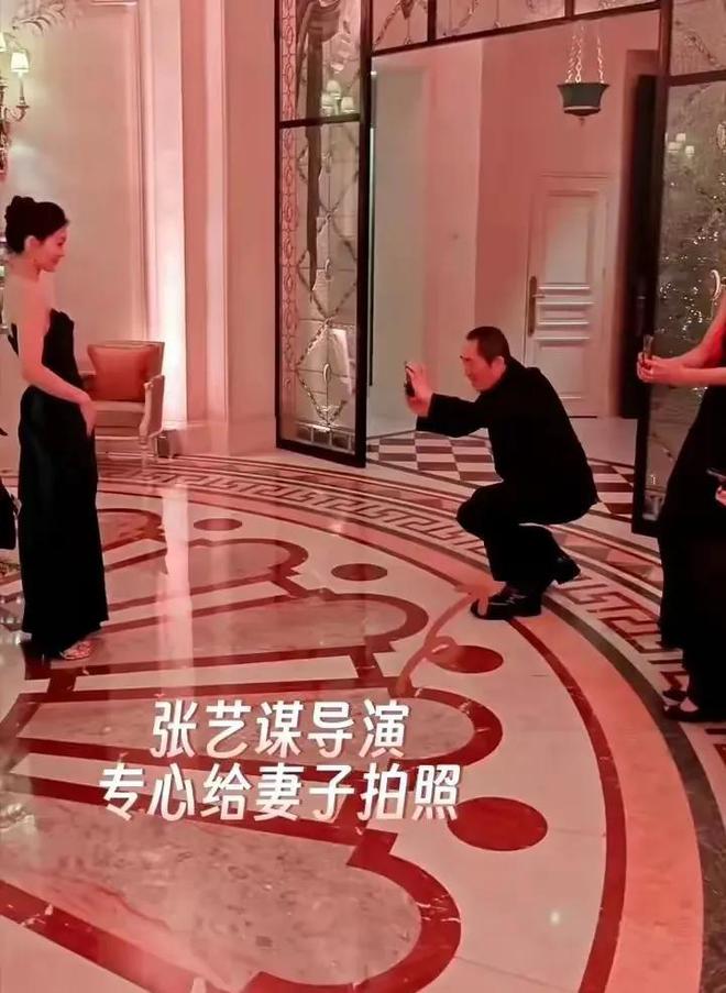 易倍体育网站：三大巨头同框！张艺谋靠边站冯小刚排不上号成龙佝偻头发花白(图11)