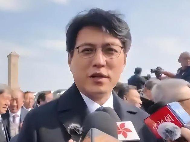 易倍体育网站：明星参加两会须素颜上阵没了团队包装与滤镜遍地普男普女(图3)