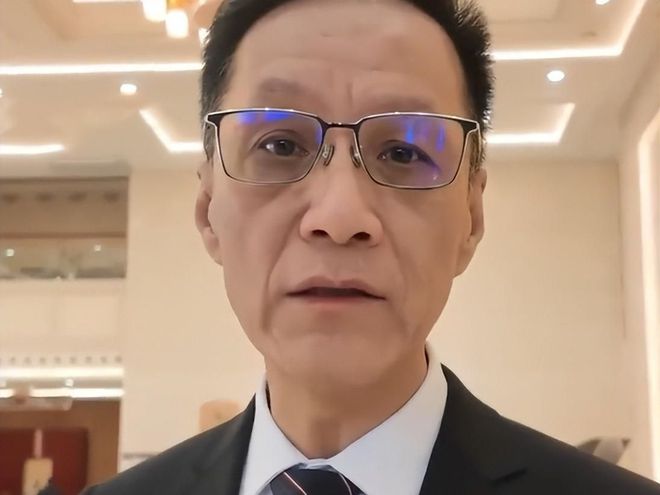 易倍体育网站：明星参加两会须素颜上阵没了团队包装与滤镜遍地普男普女(图4)