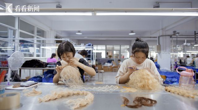 Emc易倍体育：做假发几道工序？钩几针？假发之都许昌告诉你(图2)