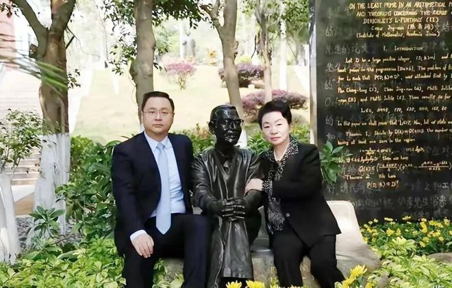 陈景润夫人深情拥雕塑数学巨星传奇与爱永刻心间令人动容(图3)