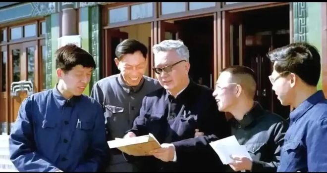 陈景润夫人深情拥雕塑数学巨星传奇与爱永刻心间令人动容(图2)