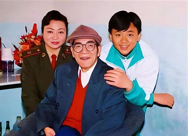 陈景润夫人深情拥雕塑数学巨星传奇与爱永刻心间令人动容(图4)