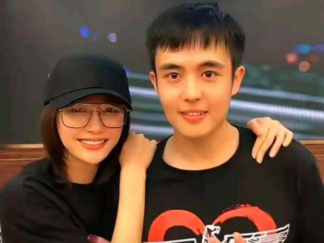 失联男演员王星已被泰方接到头发被剃精神憔悴小腿有伤(图6)