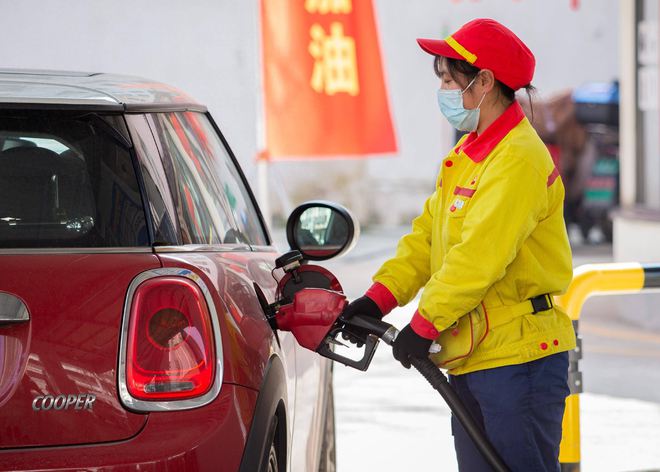 Emc易倍体育：今年油价暴涨033元升！2月19日全国油价将迎大幅下调！快来看！(图3)