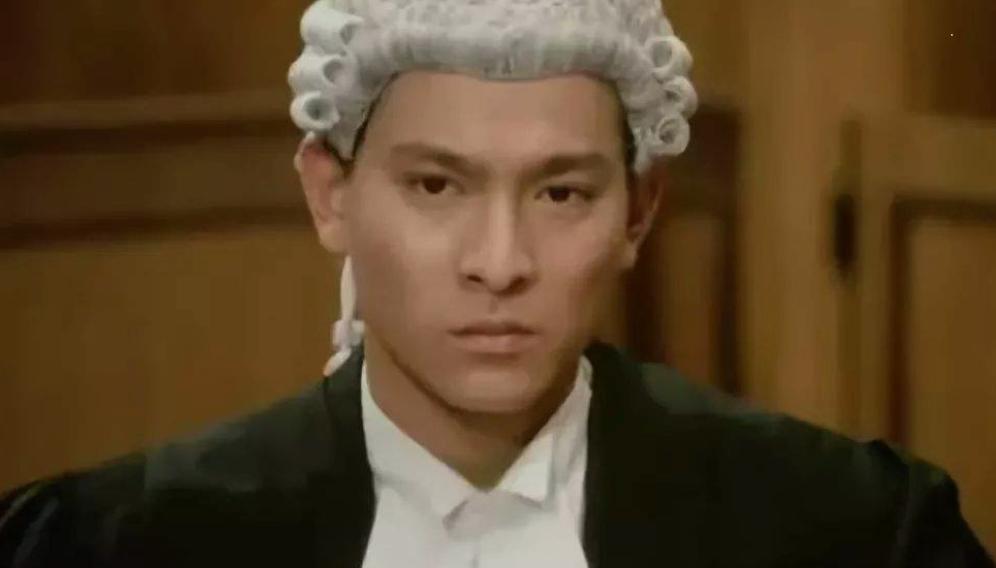 易倍体育网站：为什么法官要戴假发？探索法官假发的历史与起源(图2)
