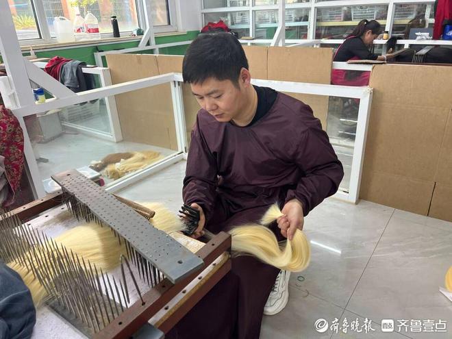 易倍体育网站：微纪录·青岛故事丨上万元一顶！青岛假发何以成为世界“顶流”？(图3)