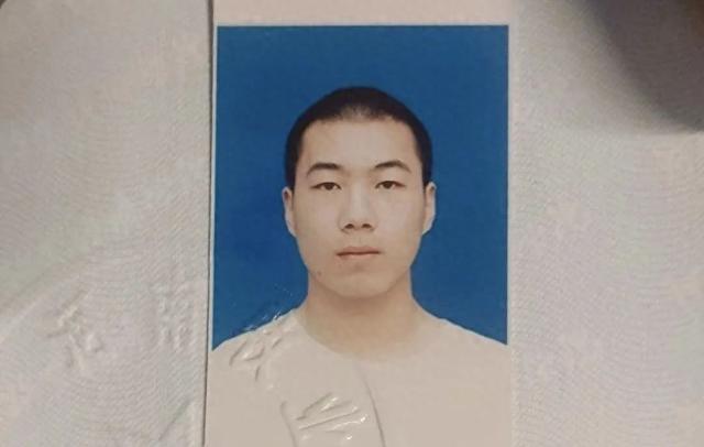 郑州00后男生蓄三年长发又剪断只为小朋友的一句话(图1)