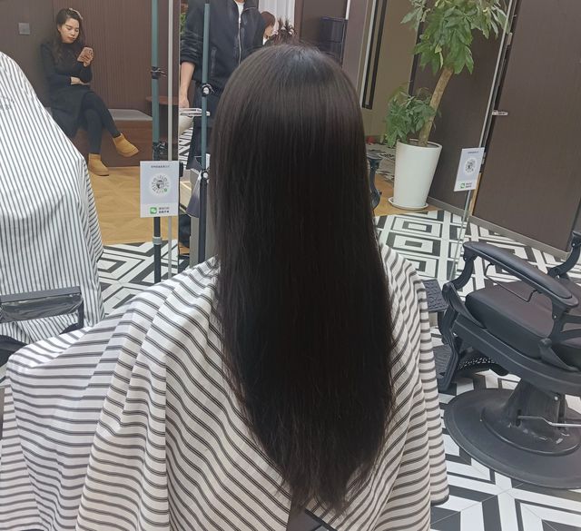郑州00后男生蓄三年长发又剪断只为小朋友的一句话(图3)