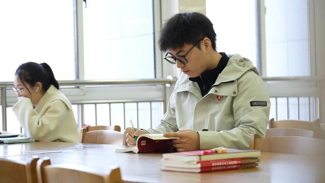 郑州00后男生蓄三年长发又剪断只为小朋友的一句话(图5)