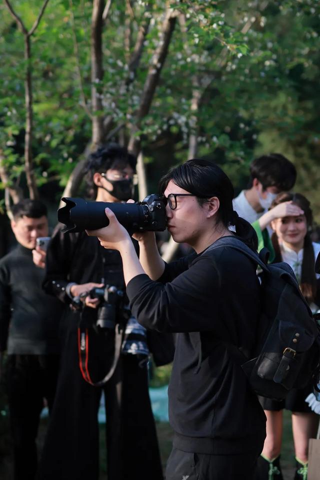 郑州00后男生蓄三年长发又剪断只为小朋友的一句话(图2)