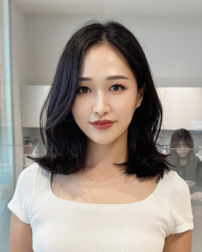 别再乱选！这几款中长发发型适配所有脸型(图1)