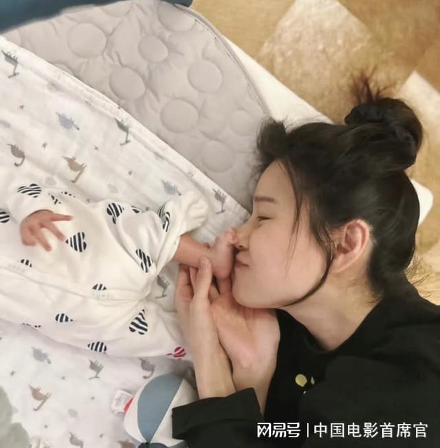TVB恩爱夫妻为儿子庆祝满月！小家伙头发浓密妈妈素颜难掩星味(图1)