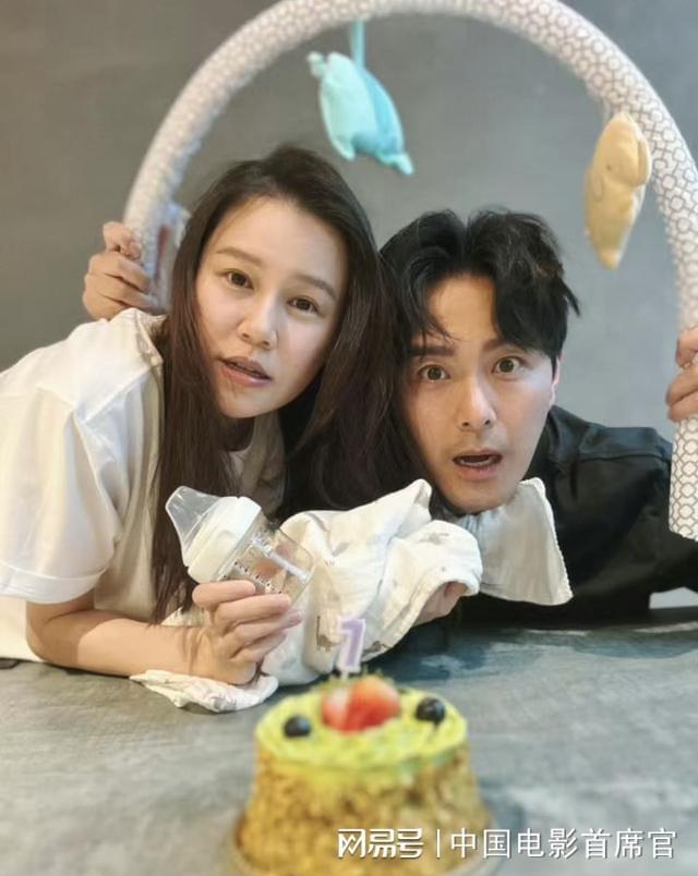 TVB恩爱夫妻为儿子庆祝满月！小家伙头发浓密妈妈素颜难掩星味(图2)