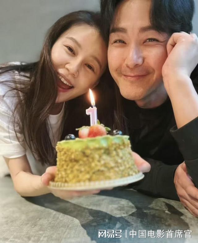 TVB恩爱夫妻为儿子庆祝满月！小家伙头发浓密妈妈素颜难掩星味(图4)