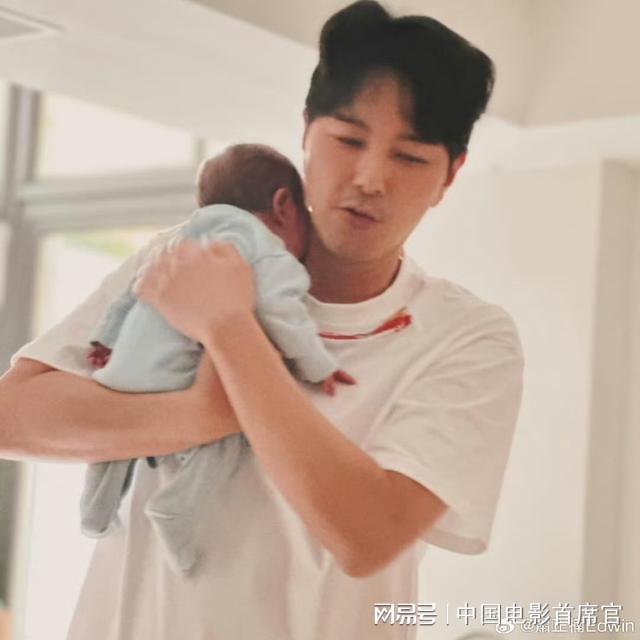 TVB恩爱夫妻为儿子庆祝满月！小家伙头发浓密妈妈素颜难掩星味(图5)