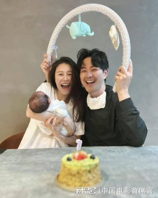 TVB恩爱夫妻为儿子庆祝满月！小家伙头发浓密妈妈素颜难掩星味(图3)