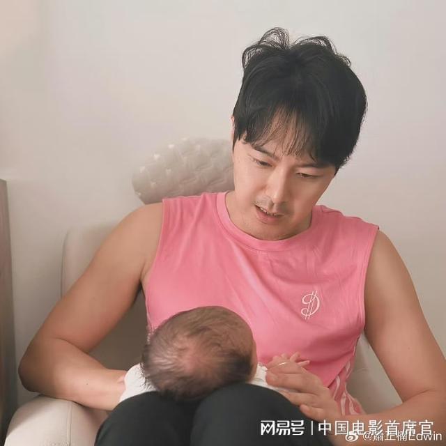 TVB恩爱夫妻为儿子庆祝满月！小家伙头发浓密妈妈素颜难掩星味(图6)