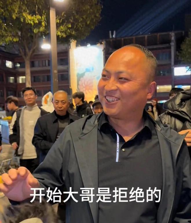 男子试戴假发在一声声好帅中迷失自己网友：突然从老子变儿子(图1)