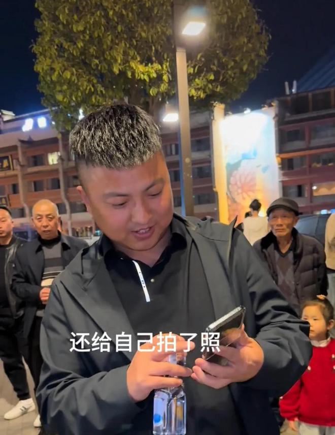 男子试戴假发在一声声好帅中迷失自己网友：突然从老子变儿子(图3)