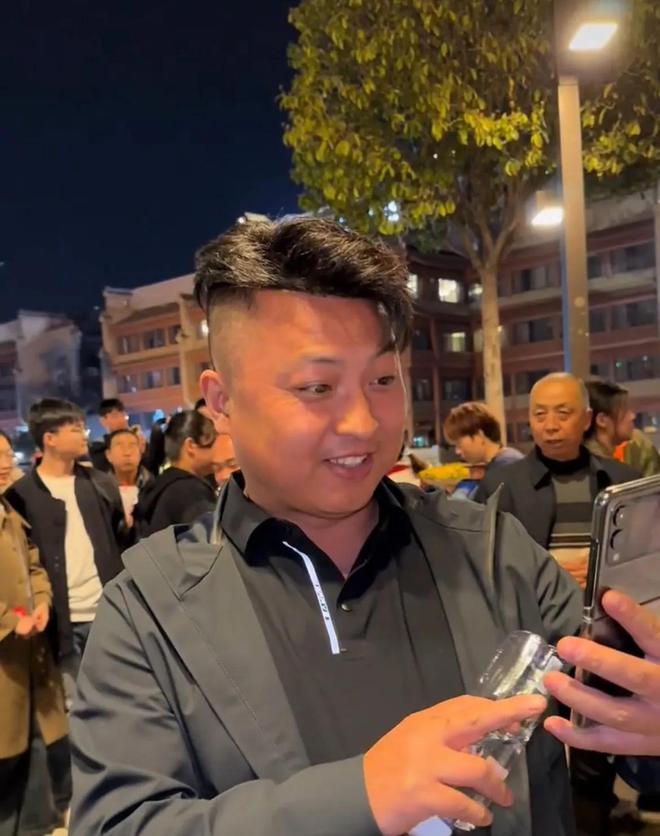 男子试戴假发在一声声好帅中迷失自己网友：突然从老子变儿子(图2)