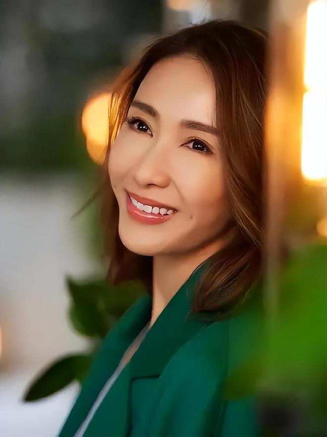 嫁给“老男人”的5位女星个个肤白貌美、气质超群到底图个啥(图19)