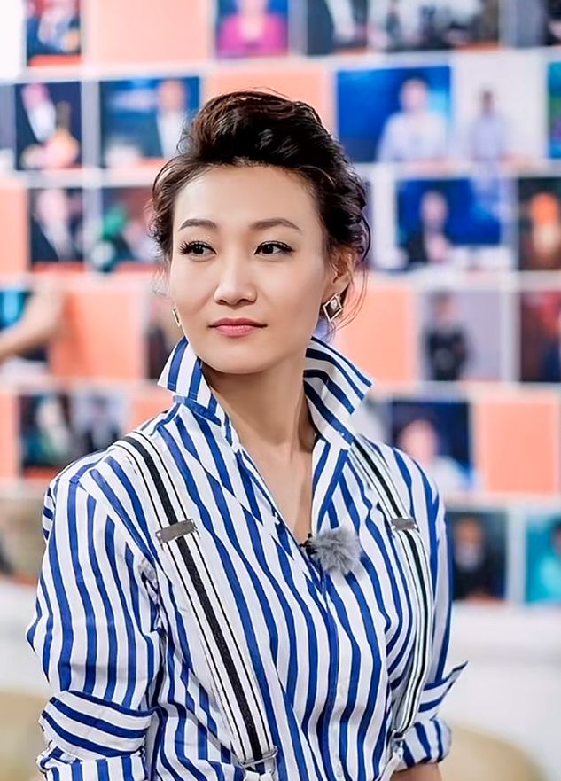 易倍体育网站：央视主持人李梓萌：假发出镜惊呆众人如今过得怎样？(图2)