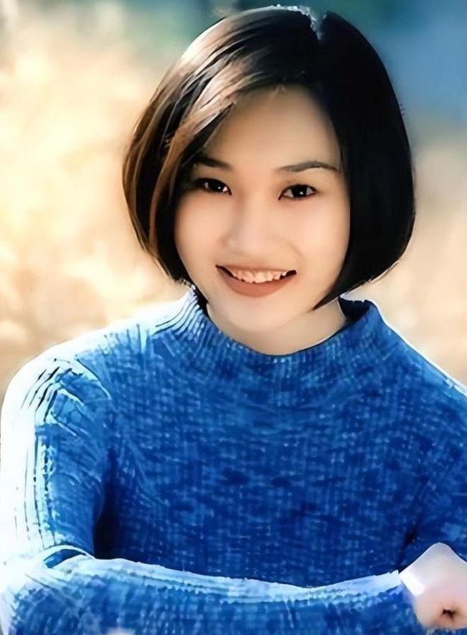 易倍体育网站：央视主持人李梓萌：假发出镜惊呆众人如今过得怎样？(图4)
