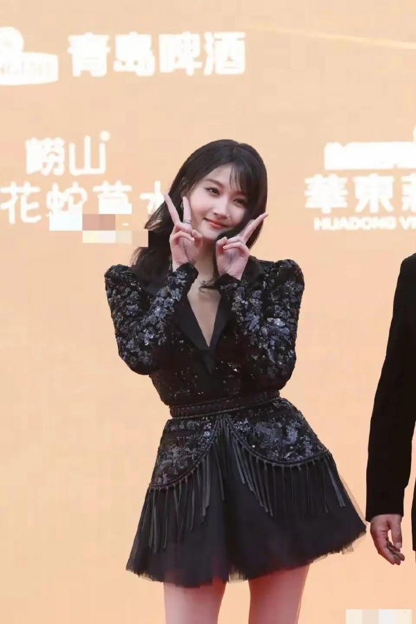 关晓彤戴假发走红毯造型再惹争议(图8)