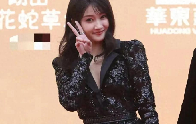 关晓彤戴假发走红毯造型再惹争议(图1)