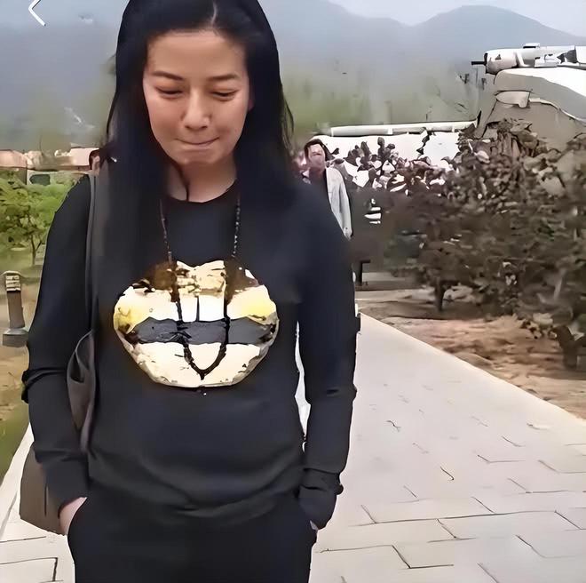 封杀四年49岁赵薇近照被曝头发剪短尽显老态暗示复出引争议(图1)