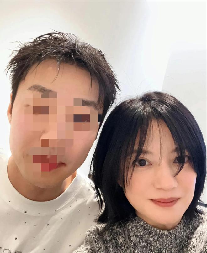 封杀四年49岁赵薇近照被曝头发剪短尽显老态暗示复出引争议(图2)