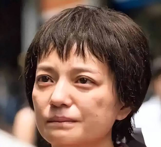 封杀四年49岁赵薇近照被曝头发剪短尽显老态暗示复出引争议(图4)