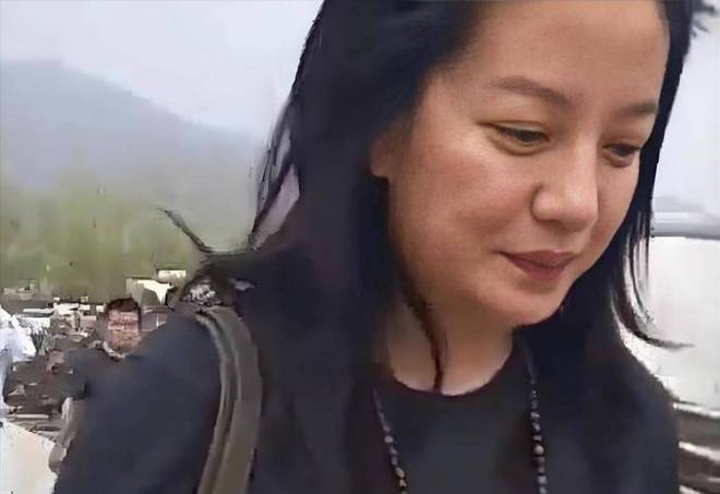 封杀四年49岁赵薇近照被曝头发剪短尽显老态暗示复出引争议(图7)
