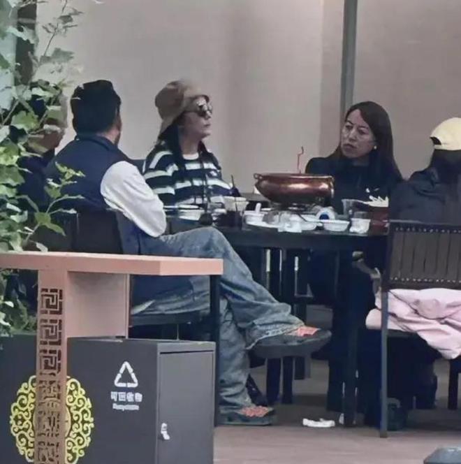 封杀四年49岁赵薇近照被曝头发剪短尽显老态暗示复出引争议(图6)