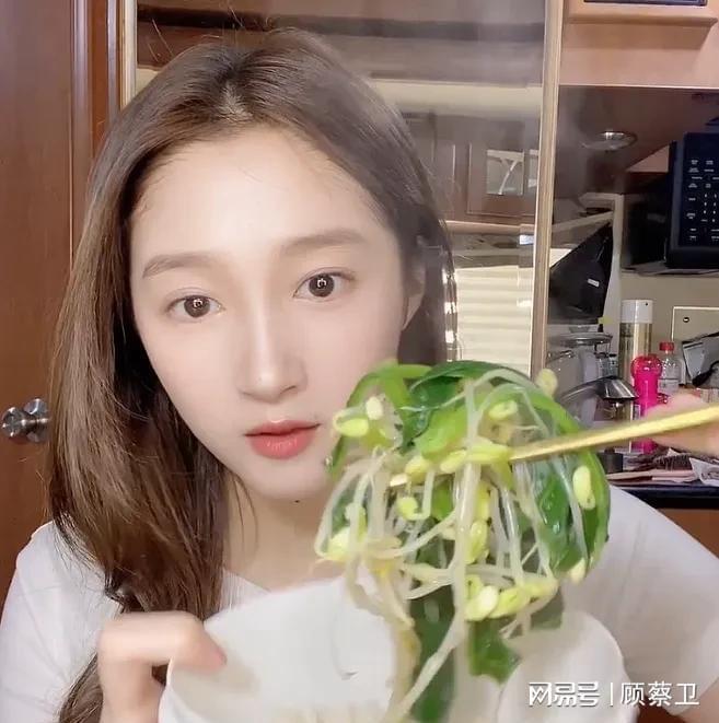 关晓彤戴假发出席华表奖红毯！脸部肿胀得厉害被网友喊话少喝酒(图6)